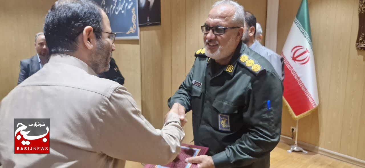 تجلیل از خدمات جهادی مدیرعامل و فرمانده بسیج پالایشگاه تبریز در نشست هماندیشی بسیج کارگری تجلیل از خدمات جهادی مدیرعامل و فرمانده بسیج پالایشگاه تبریز در نشست هماندیشی بسیج کارگری