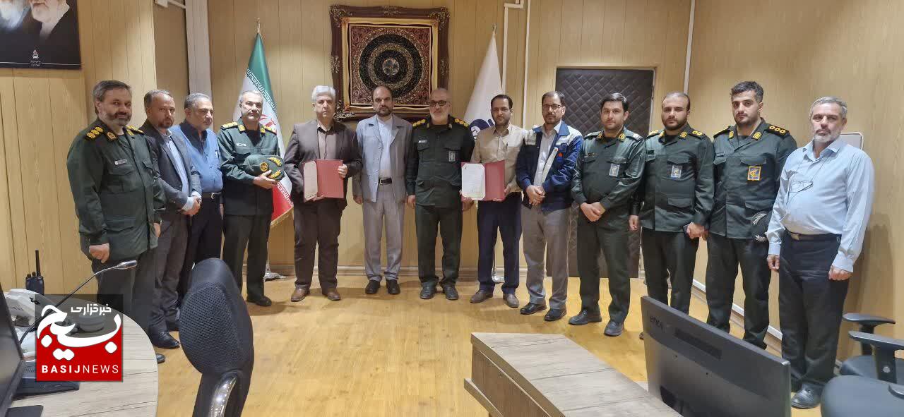 تجلیل از خدمات جهادی مدیرعامل و فرمانده بسیج پالایشگاه تبریز در نشست هماندیشی بسیج کارگری تجلیل از خدمات جهادی مدیرعامل و فرمانده بسیج پالایشگاه تبریز در نشست هماندیشی بسیج کارگری