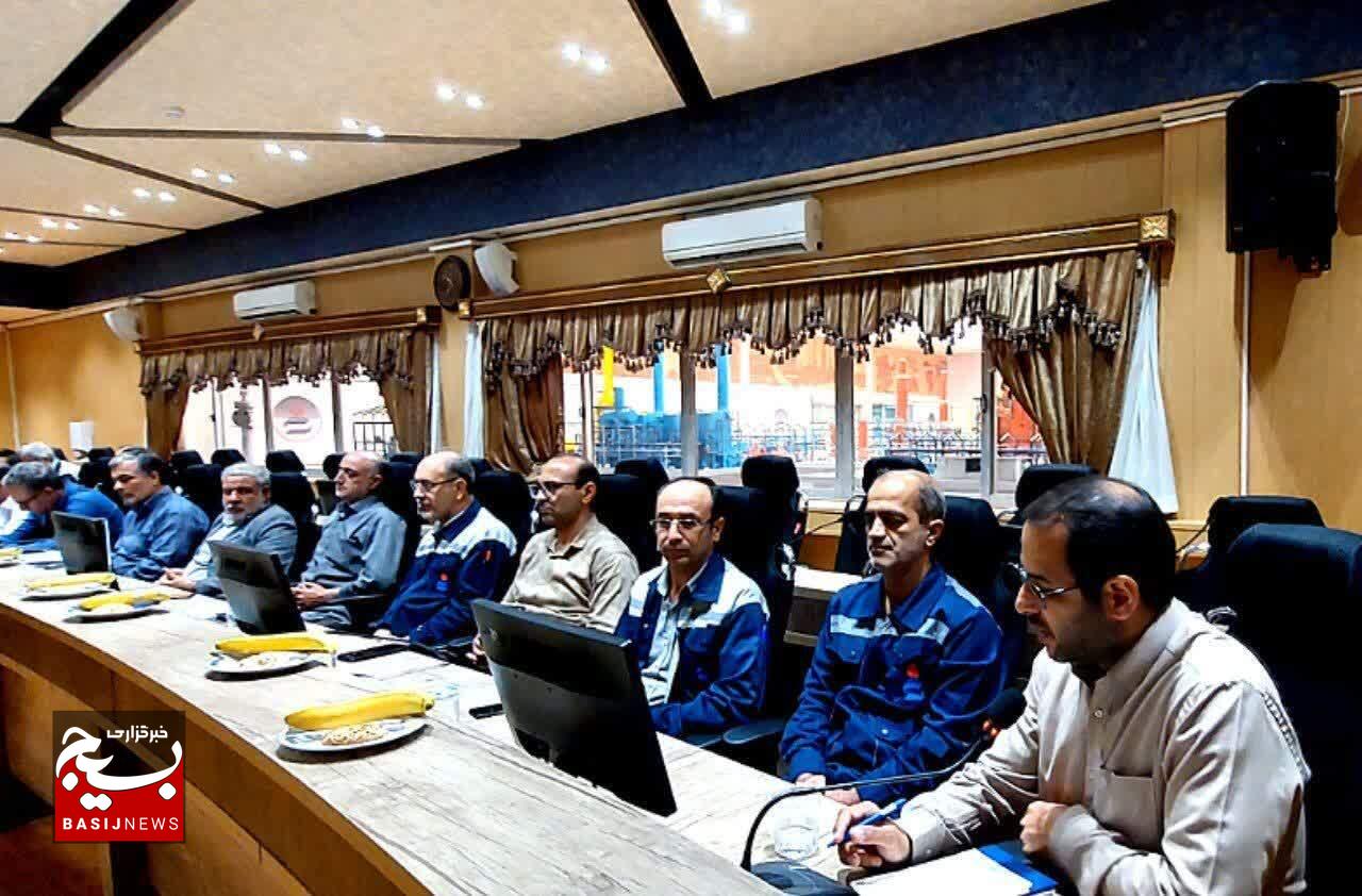 تجلیل از خدمات جهادی مدیرعامل و فرمانده بسیج پالایشگاه تبریز در نشست هماندیشی بسیج کارگری تجلیل از خدمات جهادی مدیرعامل و فرمانده بسیج پالایشگاه تبریز در نشست هماندیشی بسیج کارگری