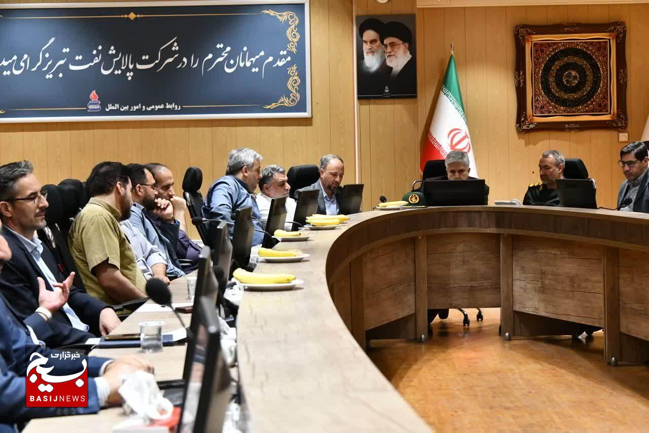 تجلیل از خدمات جهادی مدیرعامل و فرمانده بسیج پالایشگاه تبریز در نشست هماندیشی بسیج کارگری تجلیل از خدمات جهادی مدیرعامل و فرمانده بسیج پالایشگاه تبریز در نشست هماندیشی بسیج کارگری