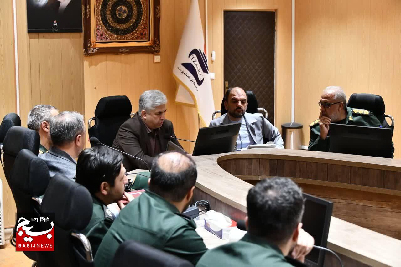 تجلیل از خدمات جهادی مدیرعامل و فرمانده بسیج پالایشگاه تبریز در نشست هماندیشی بسیج کارگری تجلیل از خدمات جهادی مدیرعامل و فرمانده بسیج پالایشگاه تبریز در نشست هماندیشی بسیج کارگری