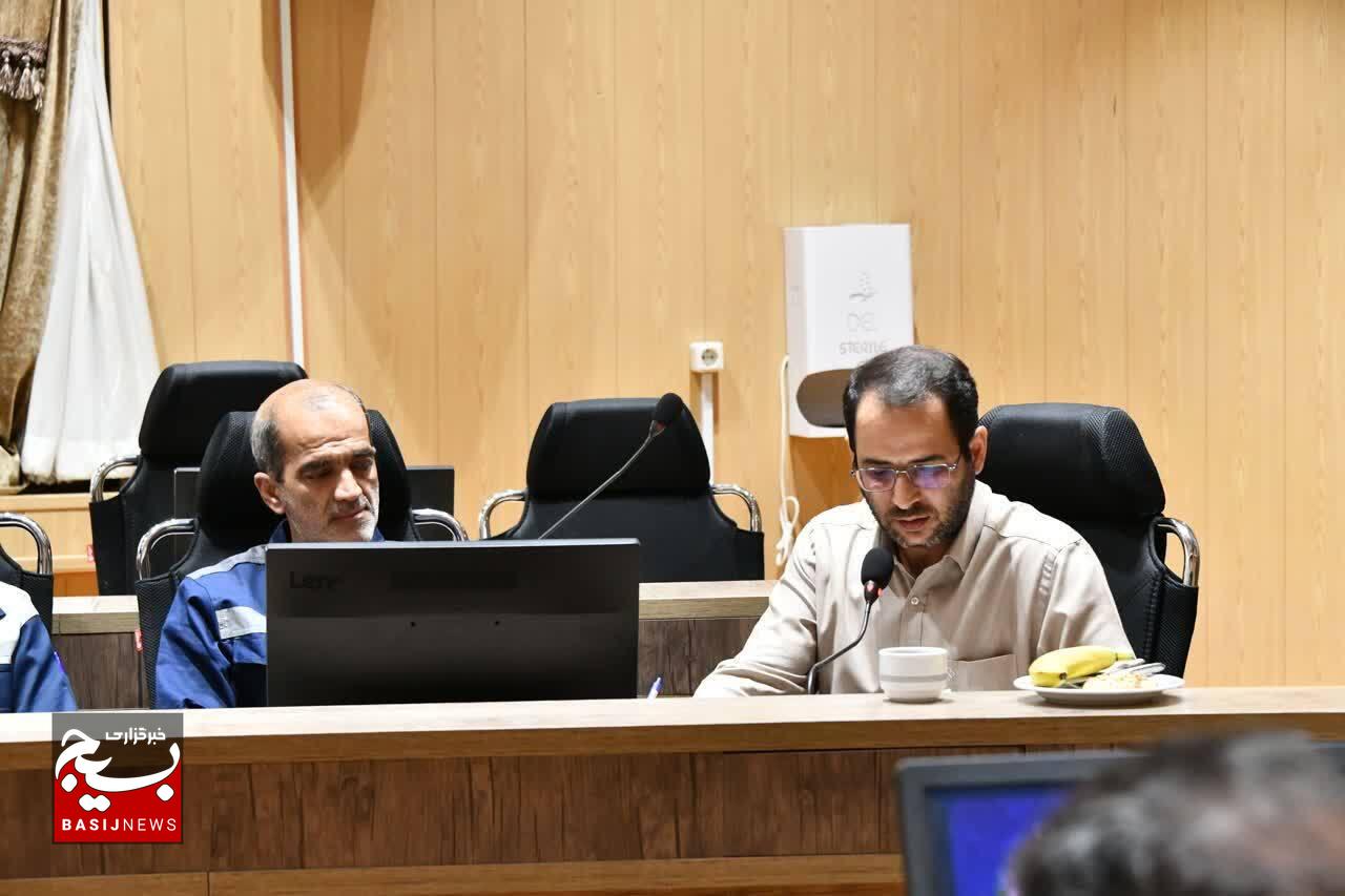تجلیل از خدمات جهادی مدیرعامل و فرمانده بسیج پالایشگاه تبریز در نشست هماندیشی بسیج کارگری تجلیل از خدمات جهادی مدیرعامل و فرمانده بسیج پالایشگاه تبریز در نشست هماندیشی بسیج کارگری
