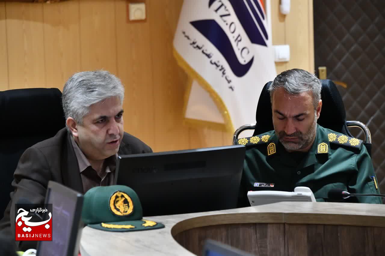 تجلیل از خدمات جهادی مدیرعامل و فرمانده بسیج پالایشگاه تبریز در نشست هماندیشی بسیج کارگری تجلیل از خدمات جهادی مدیرعامل و فرمانده بسیج پالایشگاه تبریز در نشست هماندیشی بسیج کارگری
