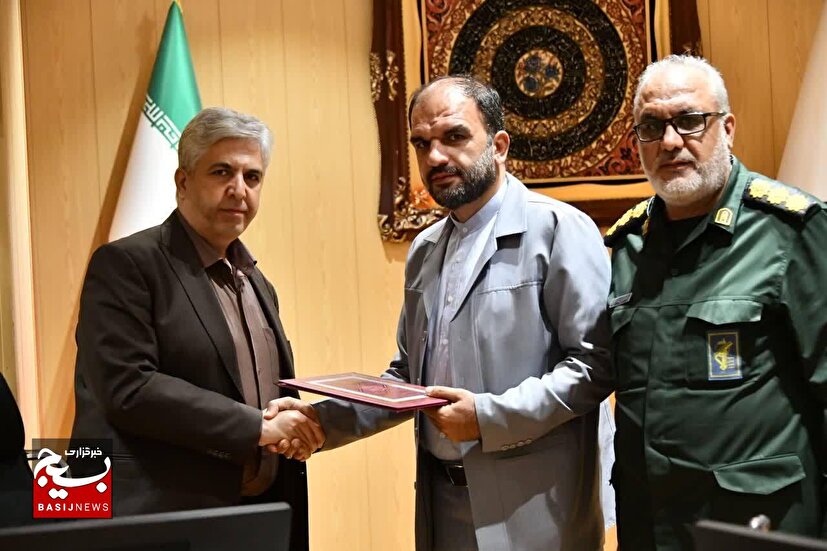 تجلیل از خدمات جهادی مدیرعامل و فرمانده بسیج پالایشگاه تبریز در نشست هم‌اندیشی بسیج کارگری