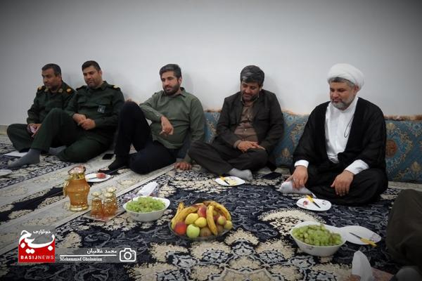 دیدار سرهنگ حسن زاده با دو خانواده شهید اهل سنت