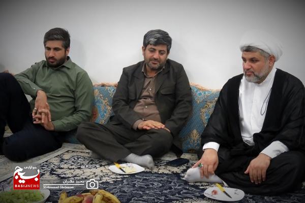 دیدار سرهنگ حسن زاده با دو خانواده شهید اهل سنت