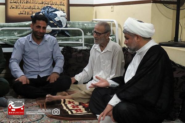 دیدار سرهنگ حسن زاده با دو خانواده شهید اهل سنت