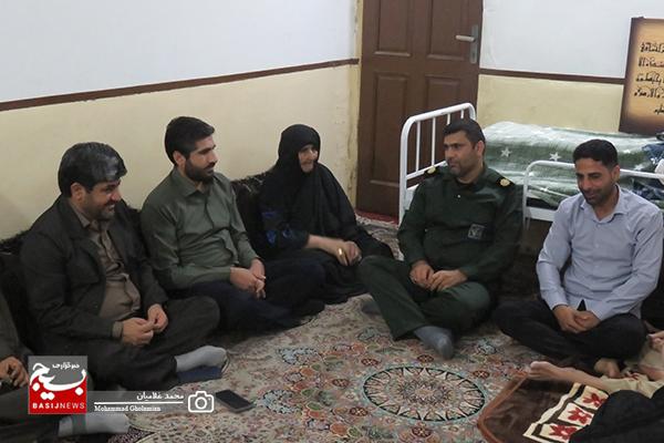 دیدار سرهنگ حسن زاده با دو خانواده شهید اهل سنت