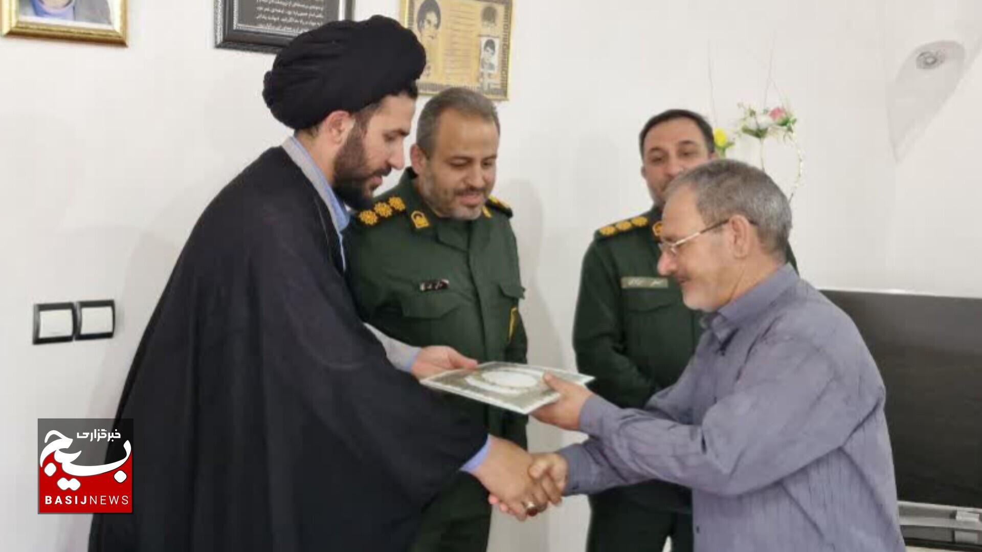 دیدار مسئولین بسیج اقشار لرستان با خانواده شهید حشمتالله نظری دیدار مسئولین بسیج اقشار لرستان با خانواده شهید حشمتالله نظری