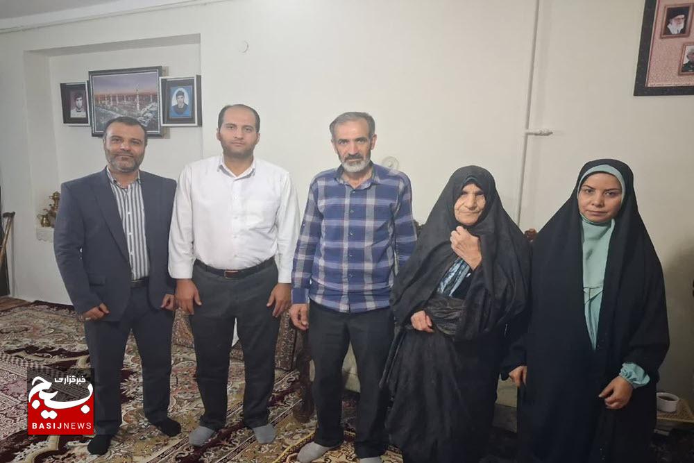 دیدار جمعی از وکلا و کارشناسان دفتر حمایت حقوقی از ایثارگران دادگستری استان همدان با خانواده شهدا