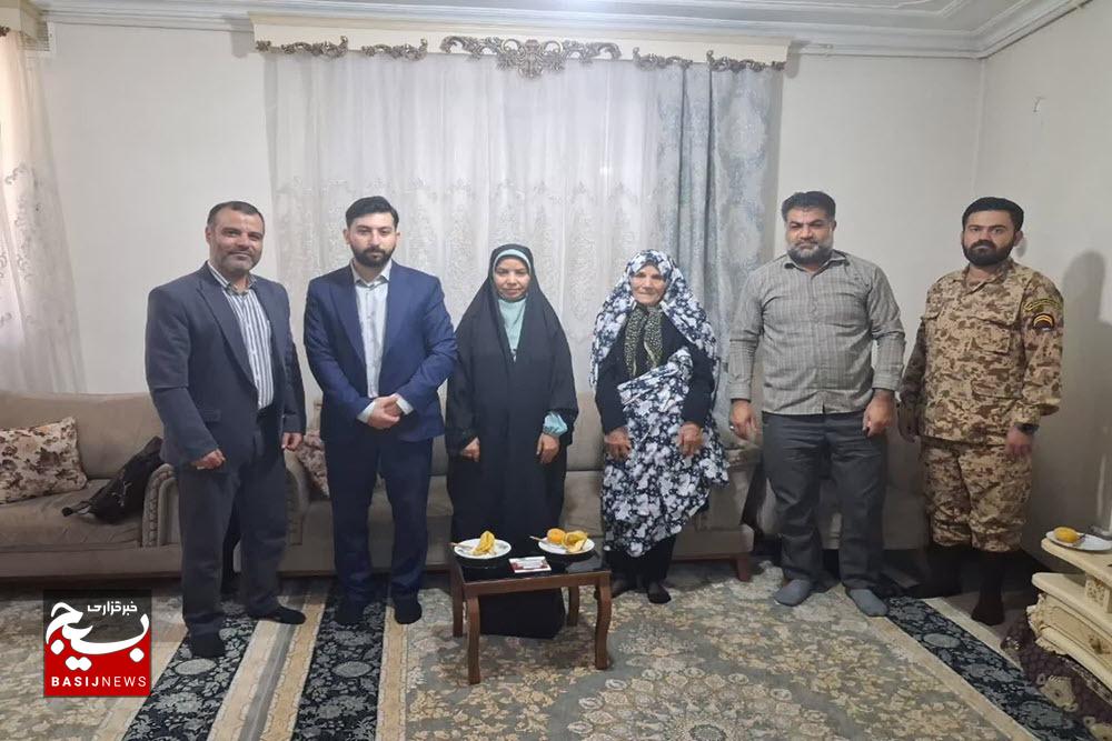 دیدار جمعی از وکلا و کارشناسان دفتر حمایت حقوقی از ایثارگران دادگستری استان همدان با خانواده شهدا دیدار جمعی از وکلا و کارشناسان دفتر حمایت حقوقی از ایثارگران دادگستری استان همدان با خانواده شهدا