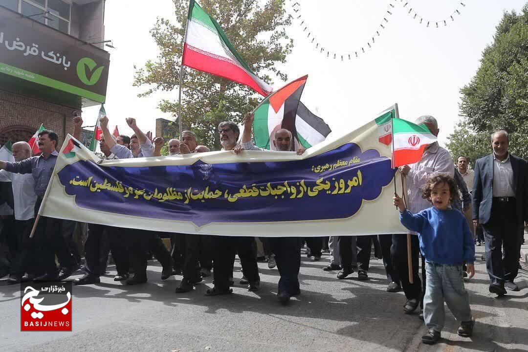 نمازگزاران جمعه، خشم خود را از جنایات صهیونیستها فریاد زدند نمازگزاران جمعه، خشم خود را از جنایات صهیونیستها فریاد زدند
