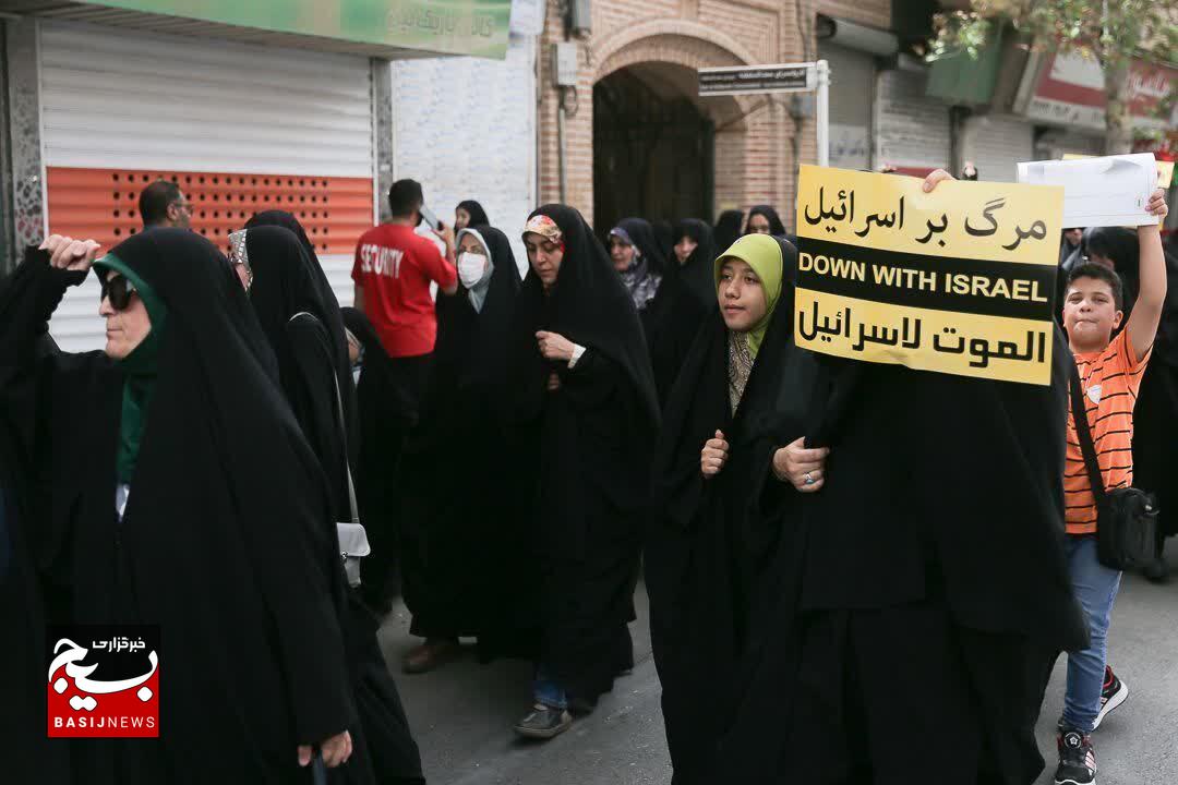 نمازگزاران جمعه، خشم خود را از جنایات صهیونیستها فریاد زدند نمازگزاران جمعه، خشم خود را از جنایات صهیونیستها فریاد زدند
