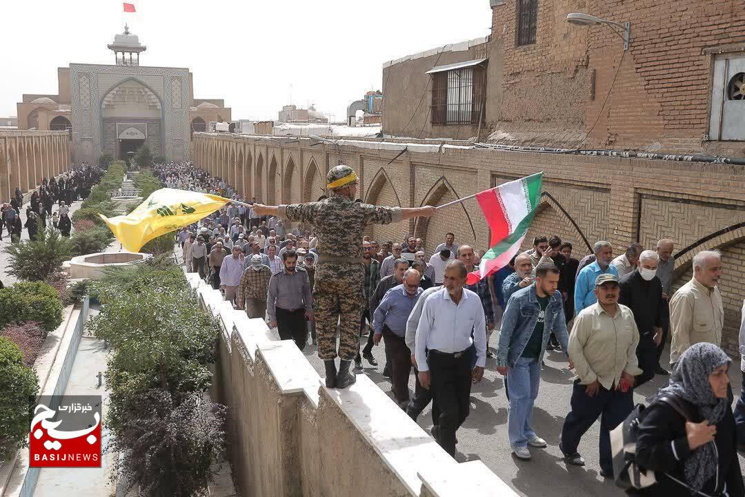 نمازگزاران جمعه، خشم خود را از جنایات صهیونیستها فریاد زدند نمازگزاران جمعه، خشم خود را از جنایات صهیونیستها فریاد زدند