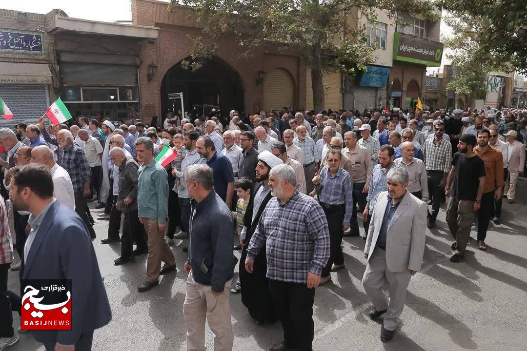 نمازگزاران جمعه، خشم خود را از جنایات صهیونیستها فریاد زدند نمازگزاران جمعه، خشم خود را از جنایات صهیونیستها فریاد زدند