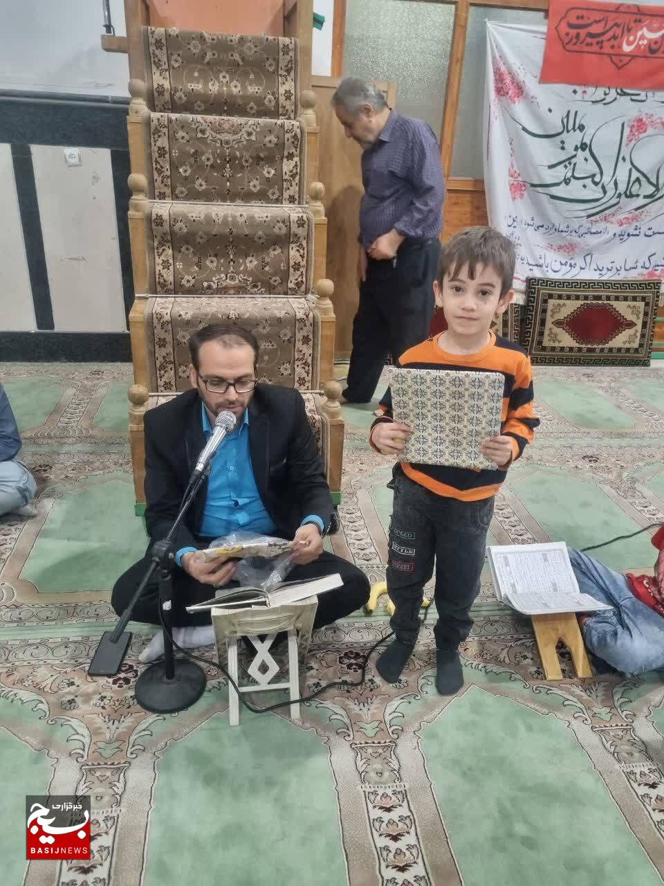 برگزاری محفل قرآنی «جوانههای صالحین» برای نونهالان در پایگاه بسیج شهید همت الوند برگزاری محفل قرآنی «جوانههای صالحین» برای نونهالان در پایگاه بسیج شهید همت الوند