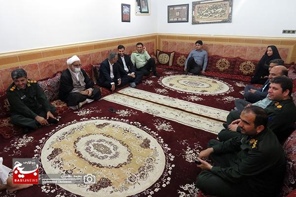 مسئولین کنگان با خانواده شهید علوان ربیعی دیدار کردند