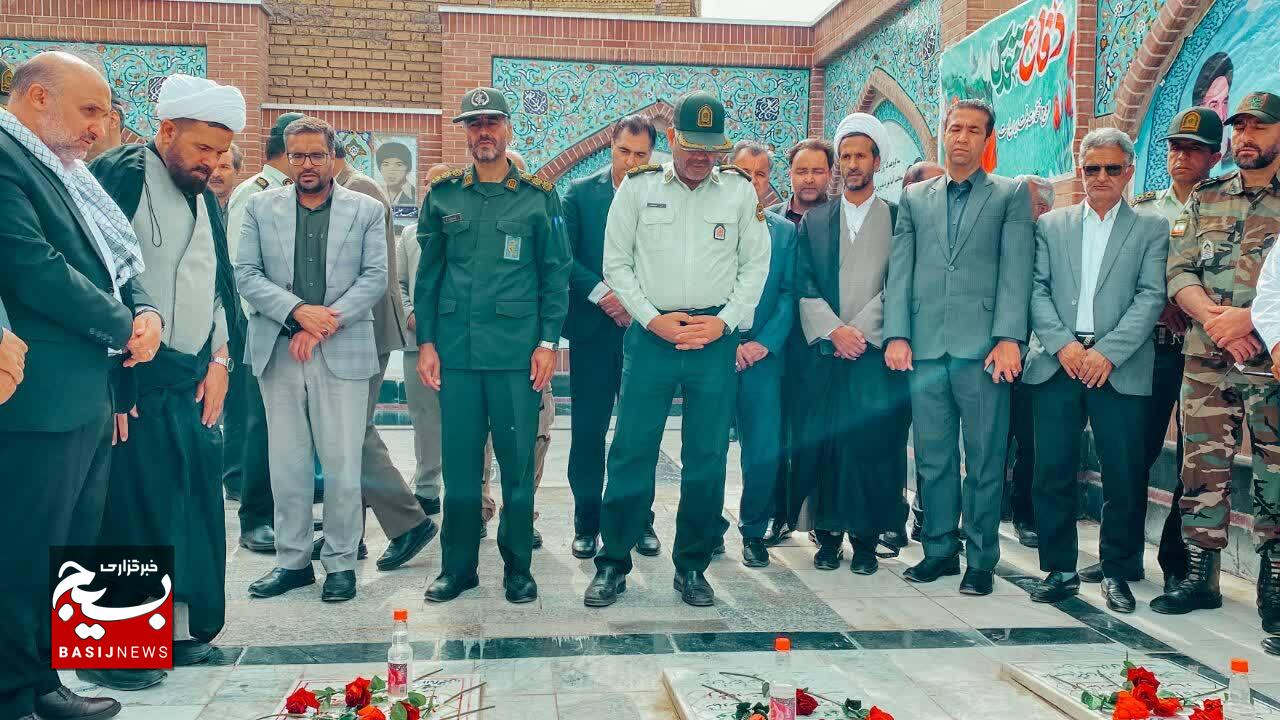 آغاز هفته دفاع مقدس در زاوه با عطر ایثار و شهادت ؛گلزار شهدای دولت‌آباد غبارروبی شد