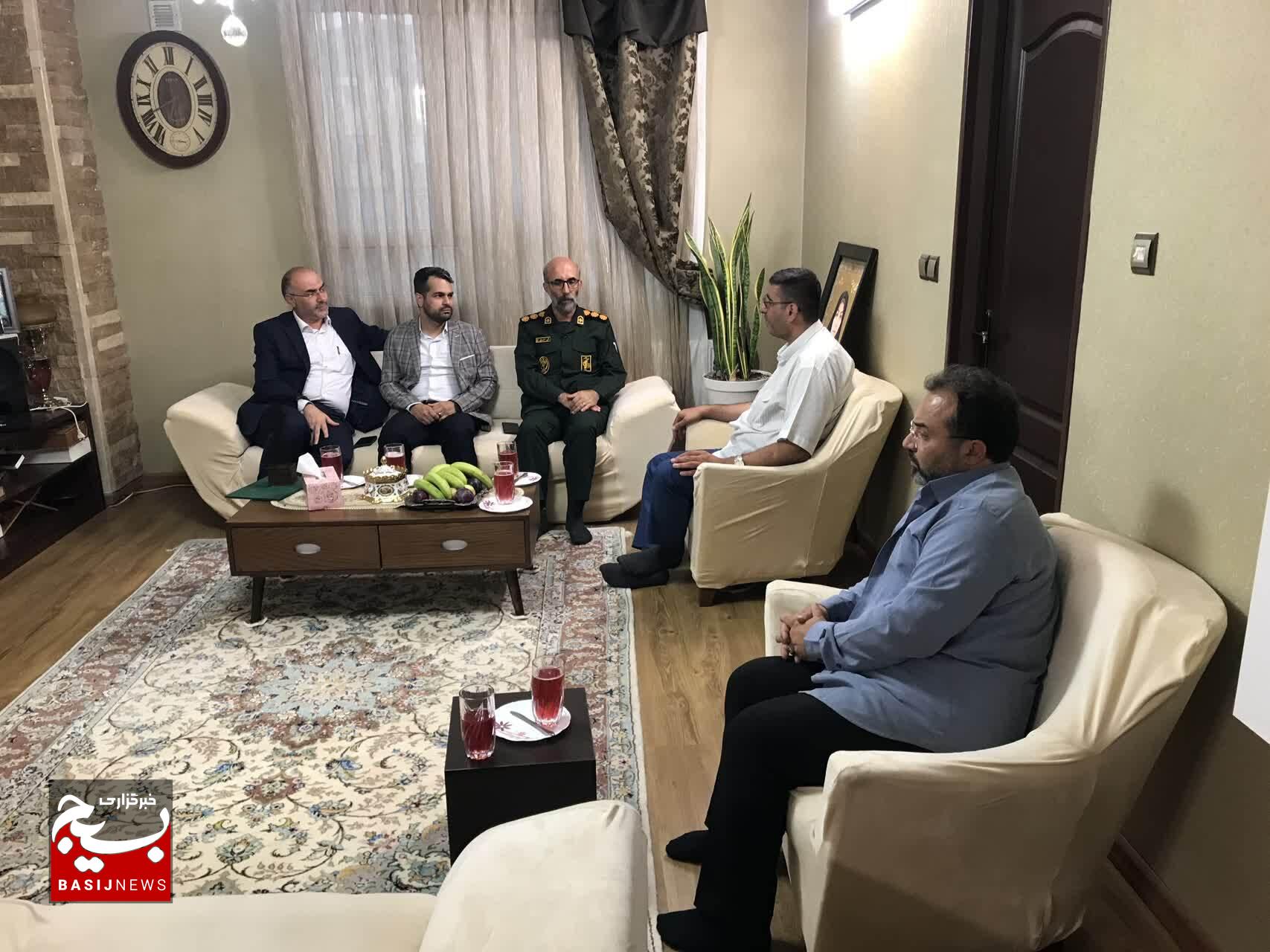 دیدار فرمانده ناحیه مقاومت بسیج امام حسین (ع)، با خانواده شهیده عظیمی دیدار فرمانده ناحیه مقاومت بسیج امام حسین (ع)، با خانواده شهیده عظیمی