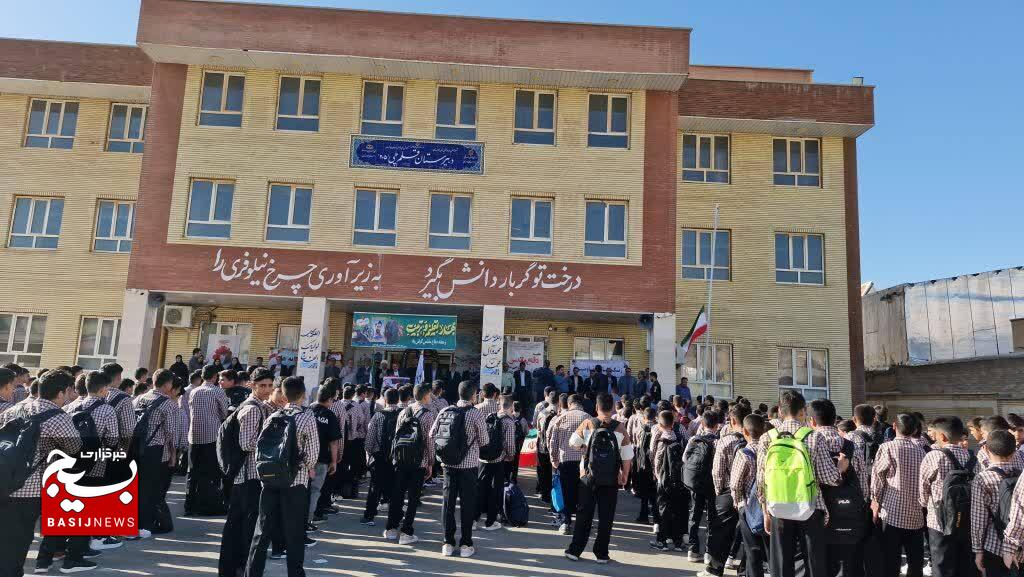 ۱۰ هزار دانش‌آموز پلدختری، تحصیل را با پیام ایثار آغاز کردند