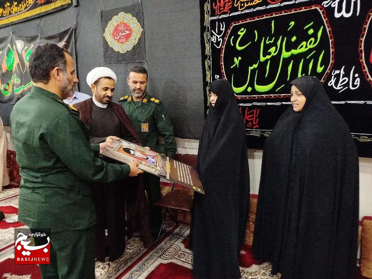دیدار فرمانده سپاه تنگستان از خانواده روحانی شهید حجت‌الاسلام صادقی در آستانه هفته دفاع مقدس