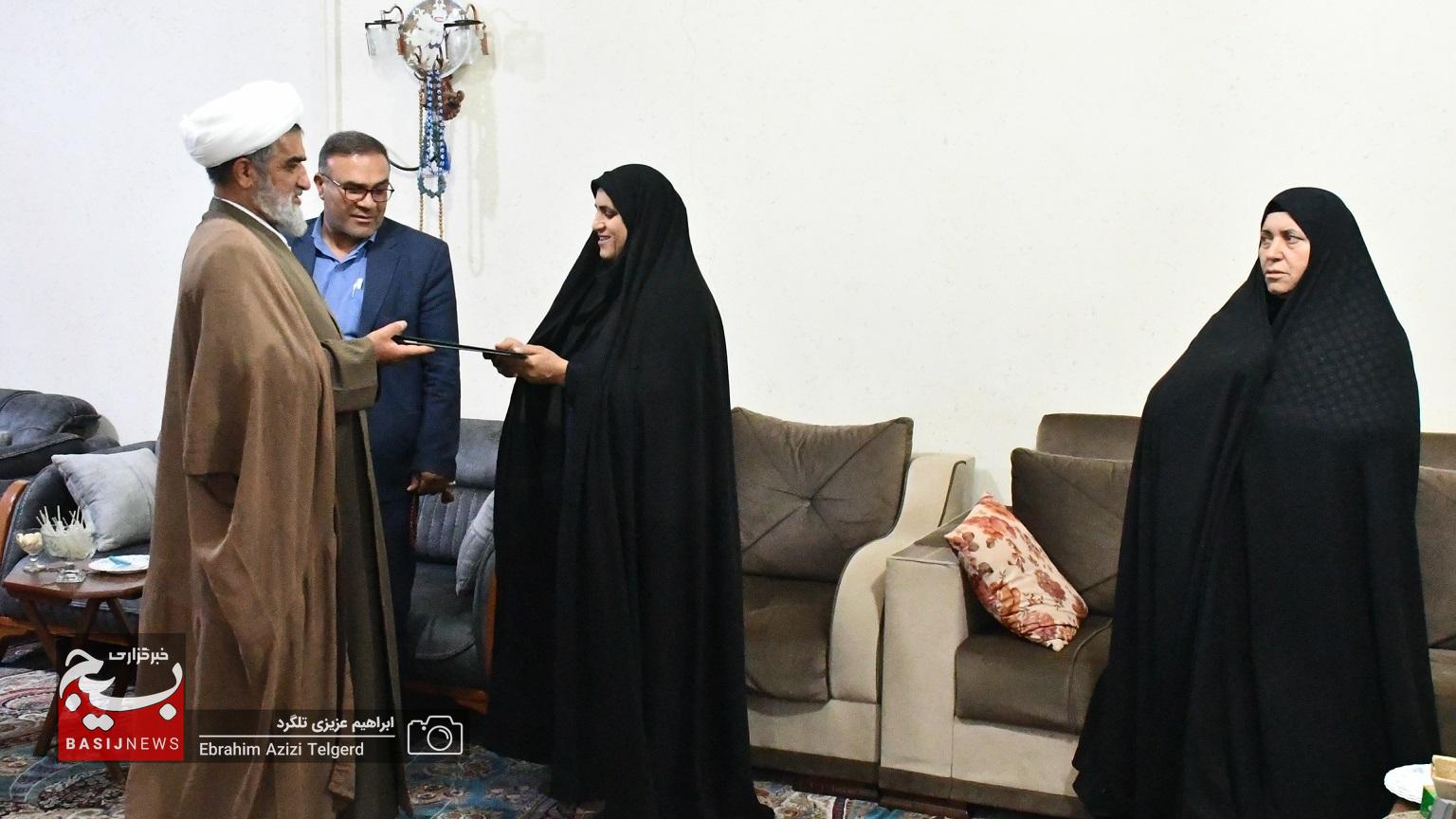 دیدار و تجلیل نماینده ولی فقیه در سپاه فتح از خانواده شهدا + (تصاویر)