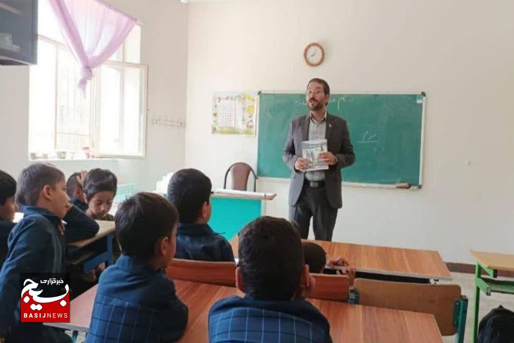  برگزاری «دورهمی با کتاب» در روستای مهدویه ملایر