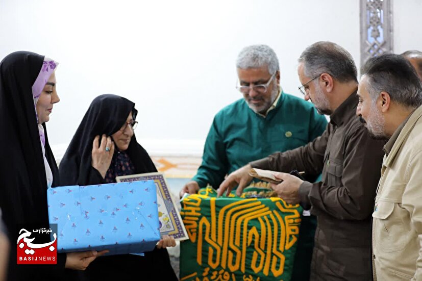 به وعده عمل شد؛ فرمانده مرکز بسیج وزارت نفت در آبادان با خانواده شهید “مرتضی دهکردیان”، تصویربردار شهید دفاع مقدس، دیدار کرد