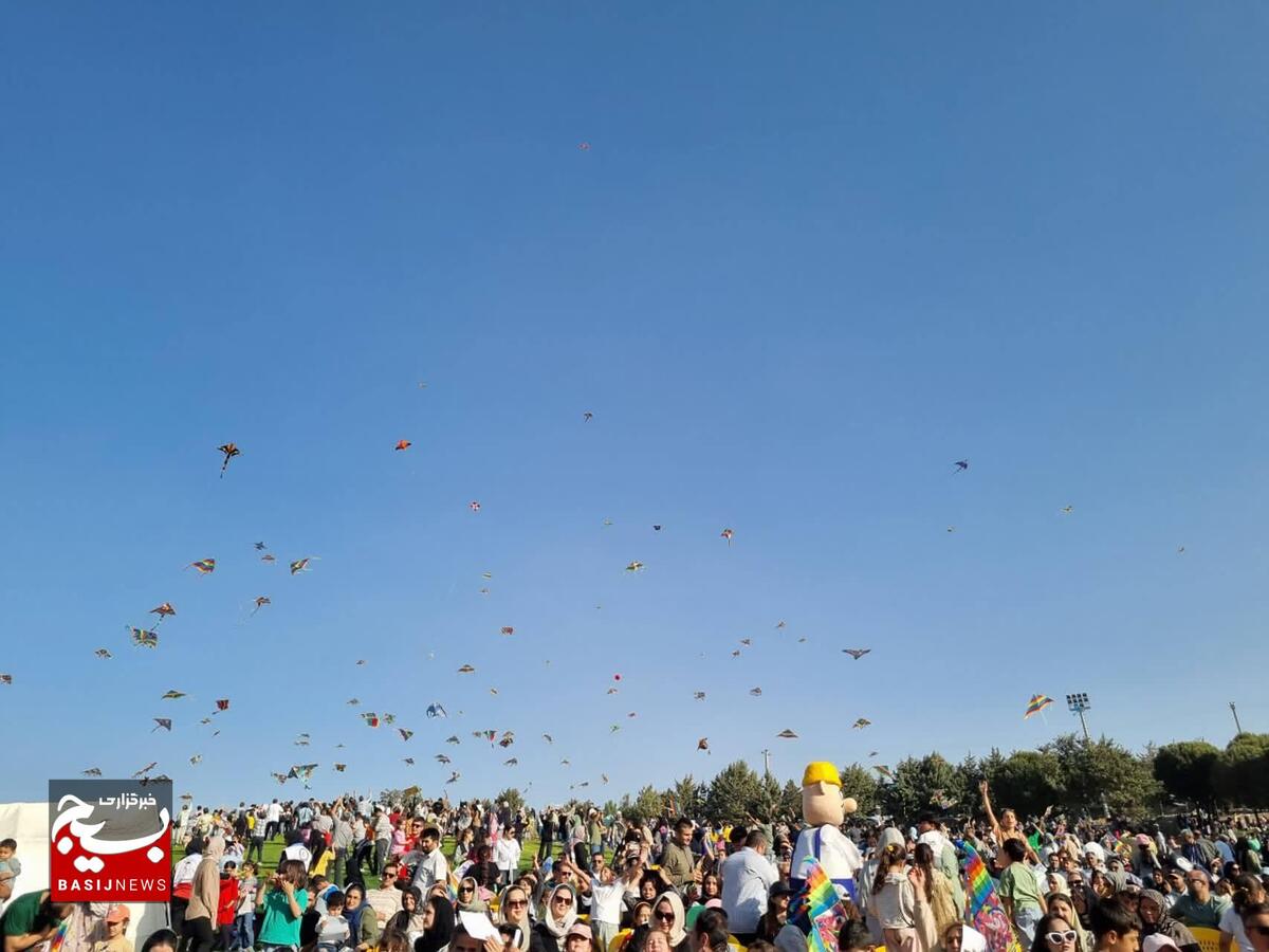 پرواز بادبادک‌ها، تجربه حس خوب کودکان قزوینی در یک صبح پاییزی