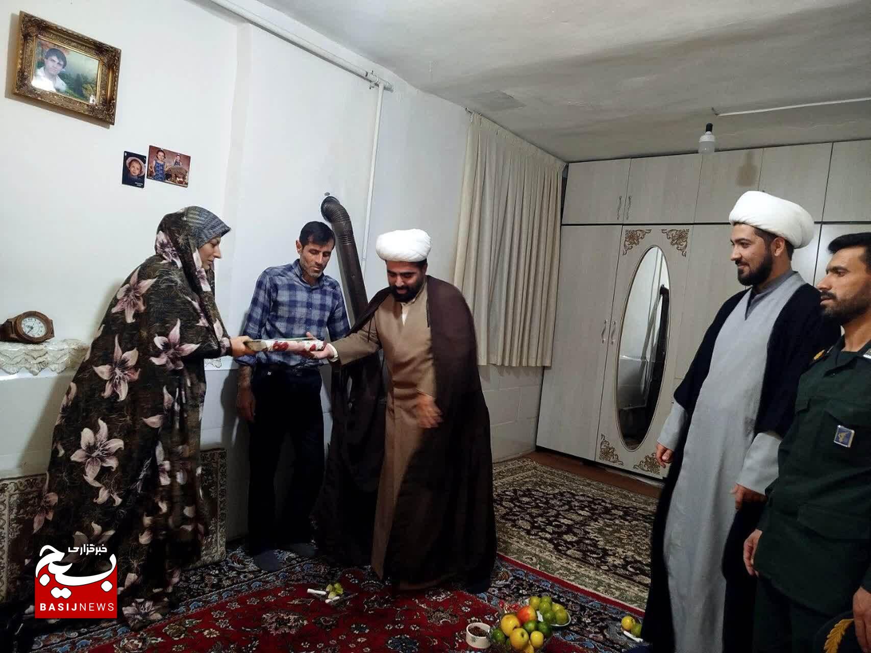 تجلیل از خواهر بسیجی «خانم برجی» بعنوان چهره قرآنی و فرمانده حوزه بسیج شهر آبگرم تجلیل از خواهر بسیجی «خانم برجی» بعنوان چهره قرآنی و فرمانده حوزه بسیج شهر آبگرم
