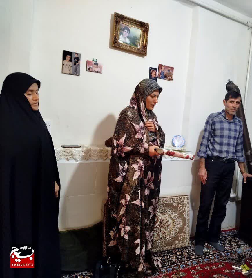 تجلیل از خواهر بسیجی «خانم برجی» بعنوان چهره قرآنی و فرمانده حوزه بسیج شهر آبگرم تجلیل از خواهر بسیجی «خانم برجی» بعنوان چهره قرآنی و فرمانده حوزه بسیج شهر آبگرم