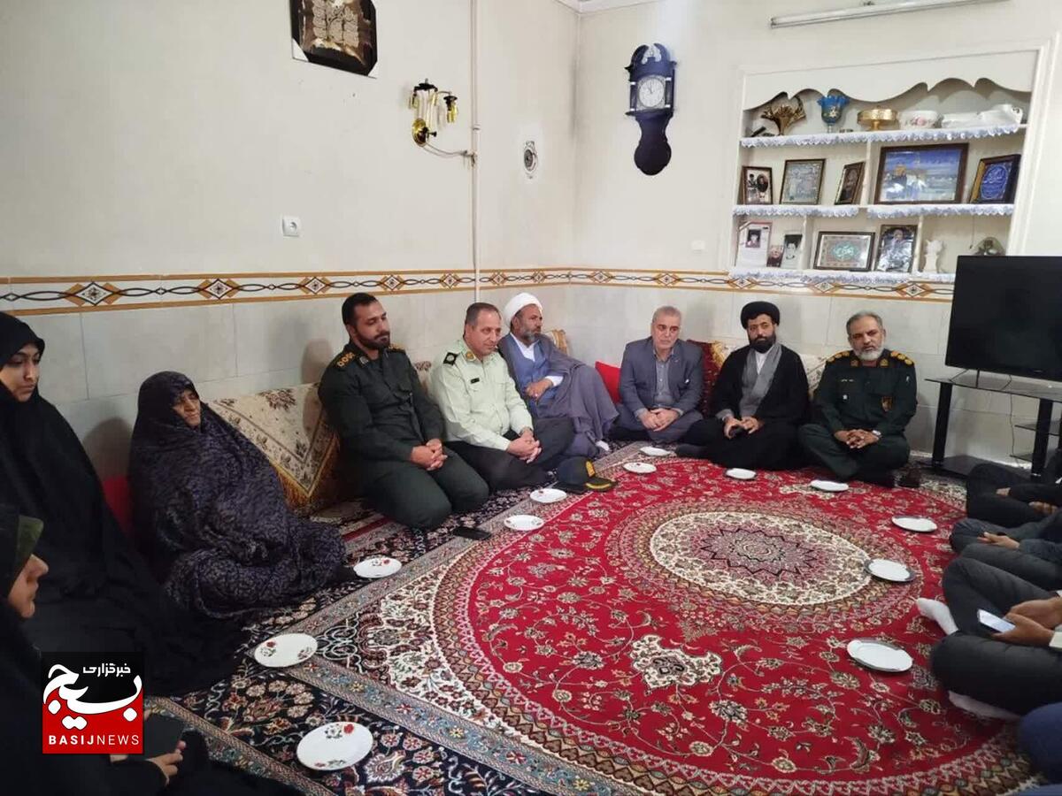 تجلیل از صبر و استقامت خانواده شهدا تجلیل از صبر و استقامت خانواده شهدا