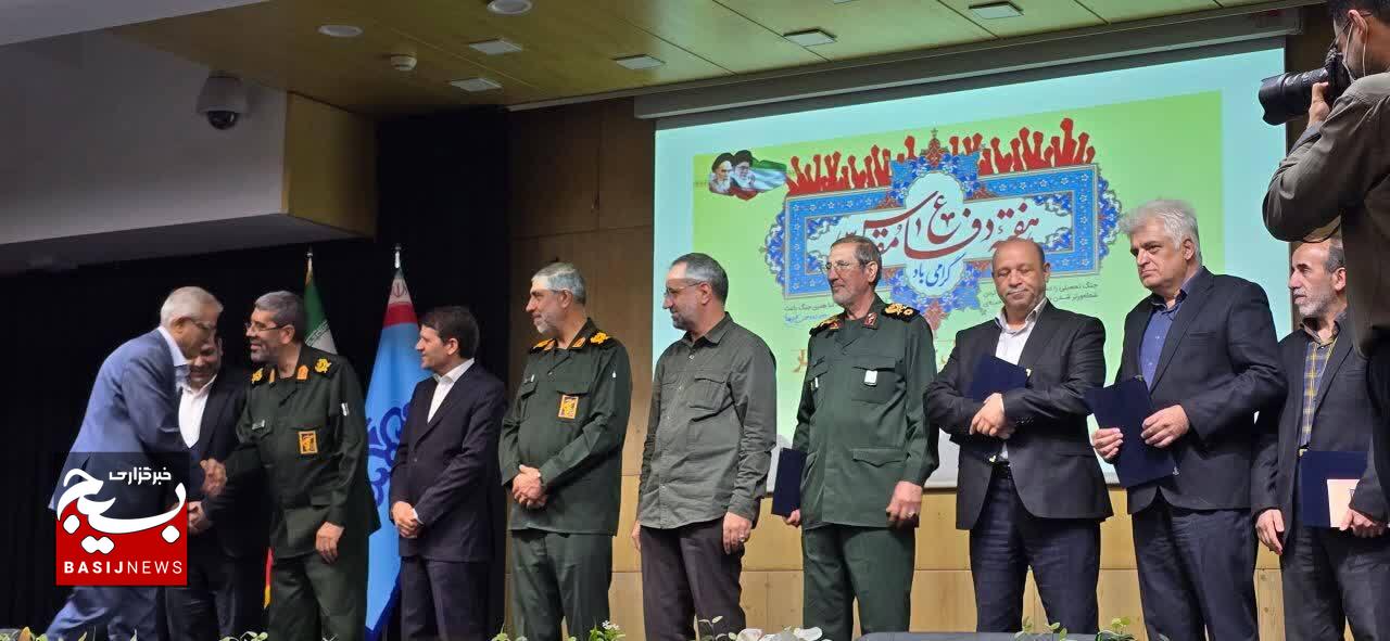 تجلیل از ایثارگران و گرامیداشت هفته دفاع مقدس در شرکت ملی صنایع پتروشیمی؛ از حضور سرداران تا فضاسازی حماسی تجلیل از ایثارگران و گرامیداشت هفته دفاع مقدس در شرکت ملی صنایع پتروشیمی؛ از حضور سرداران تا فضاسازی حماسی