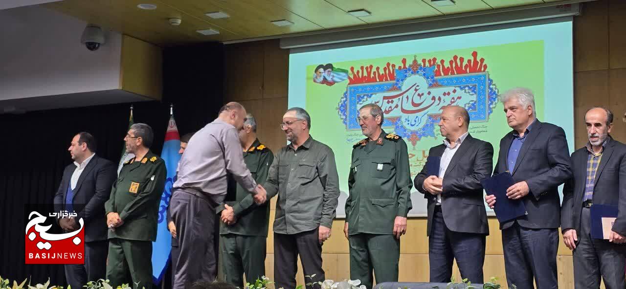 تجلیل از ایثارگران و گرامیداشت هفته دفاع مقدس در شرکت ملی صنایع پتروشیمی؛ از حضور سرداران تا فضاسازی حماسی تجلیل از ایثارگران و گرامیداشت هفته دفاع مقدس در شرکت ملی صنایع پتروشیمی؛ از حضور سرداران تا فضاسازی حماسی