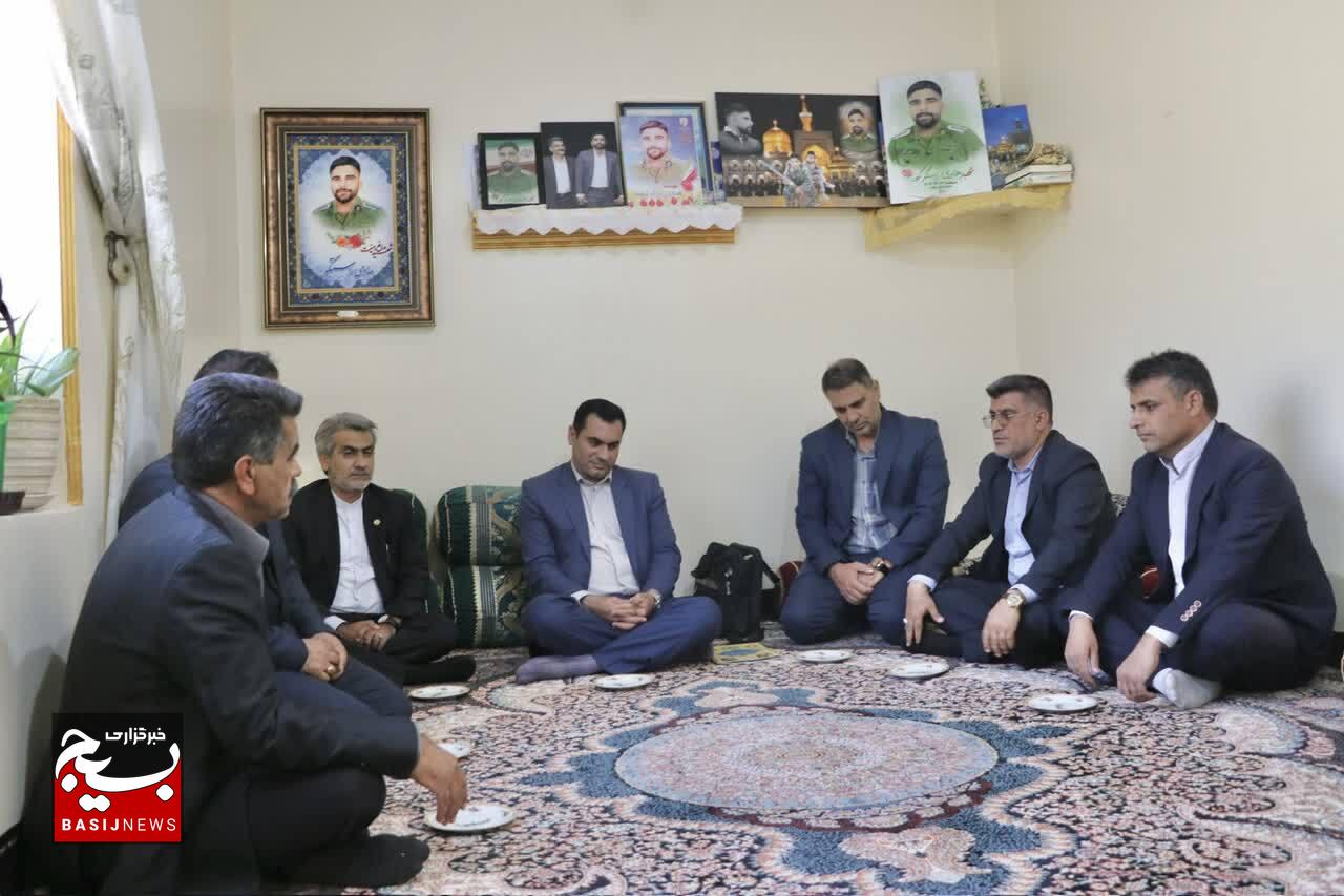 تجلیل مسئول سازمان بسیج حقوق‌دانان کشور از خانواده معظم شهدای کهگیلویه و بویراحمد