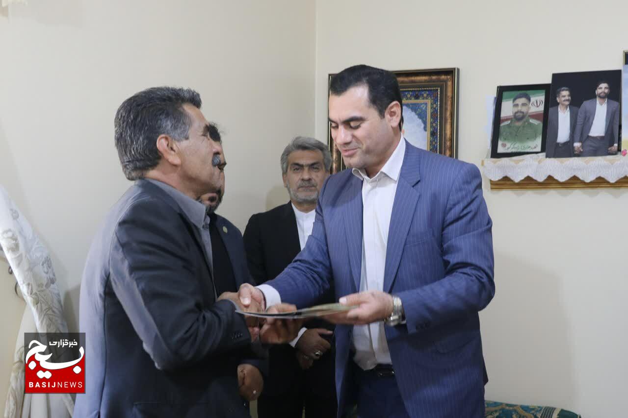 تجلیل مسئول سازمان بسیج حقوق‌دانان کشور از خانواده معظم شهدای کهگیلویه و بویراحمد