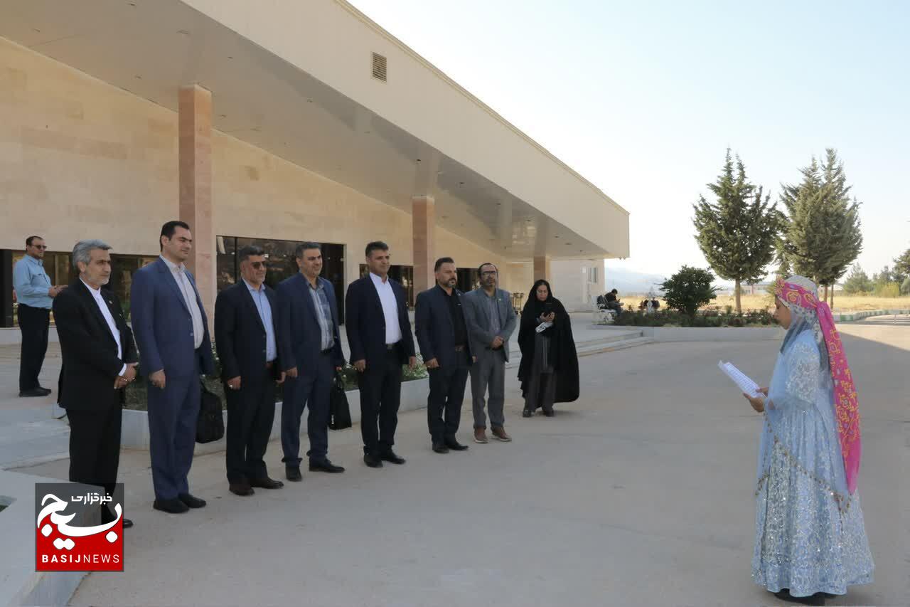 تجلیل مسئول سازمان بسیج حقوق‌دانان کشور از خانواده معظم شهدای کهگیلویه و بویراحمد