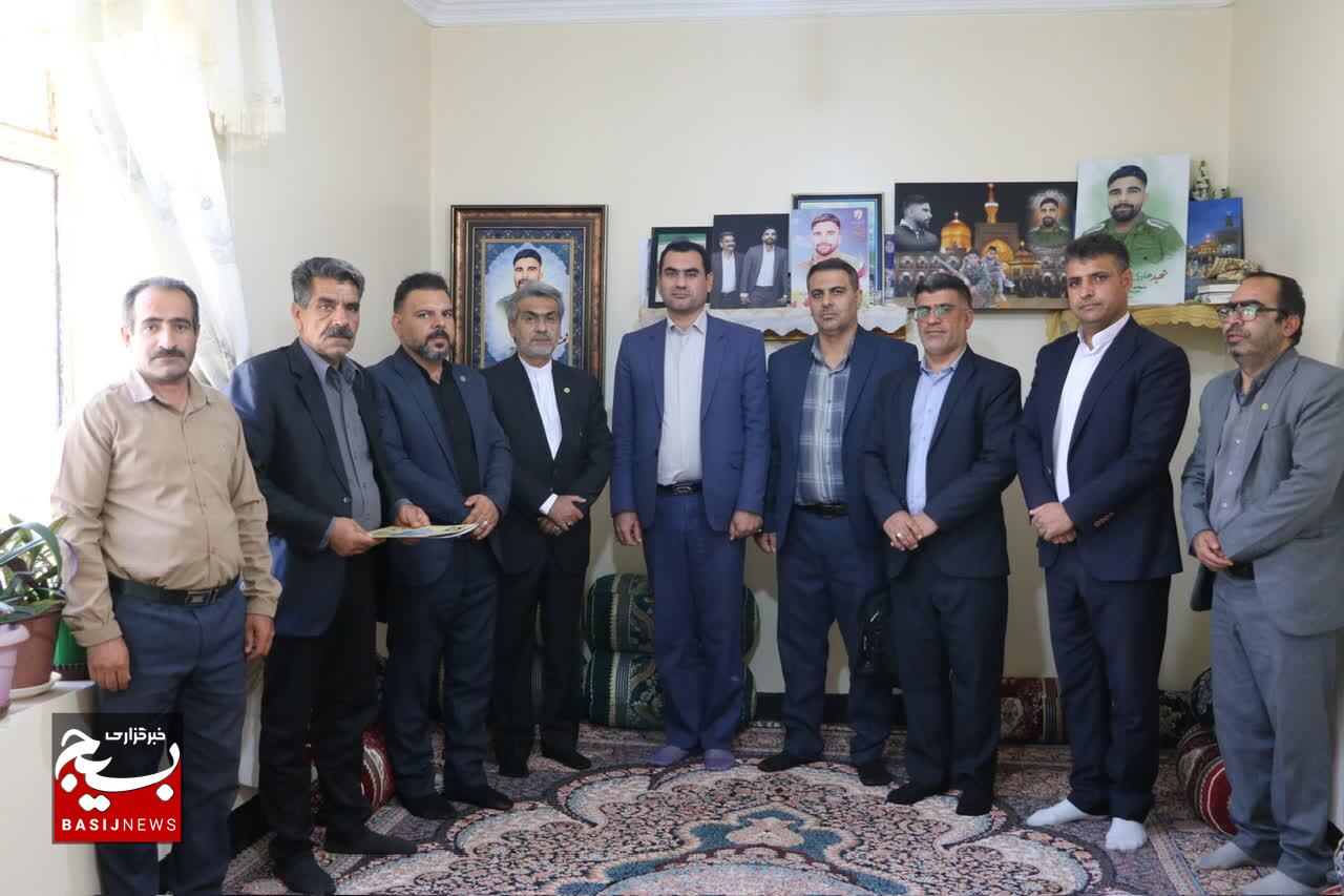 تجلیل مسئول سازمان بسیج حقوق‌دانان کشور از خانواده معظم شهدای کهگیلویه و بویراحمد