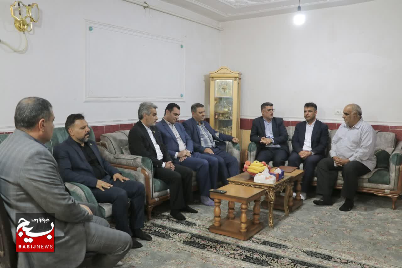 تجلیل مسئول سازمان بسیج حقوق‌دانان کشور از خانواده معظم شهدای کهگیلویه و بویراحمد