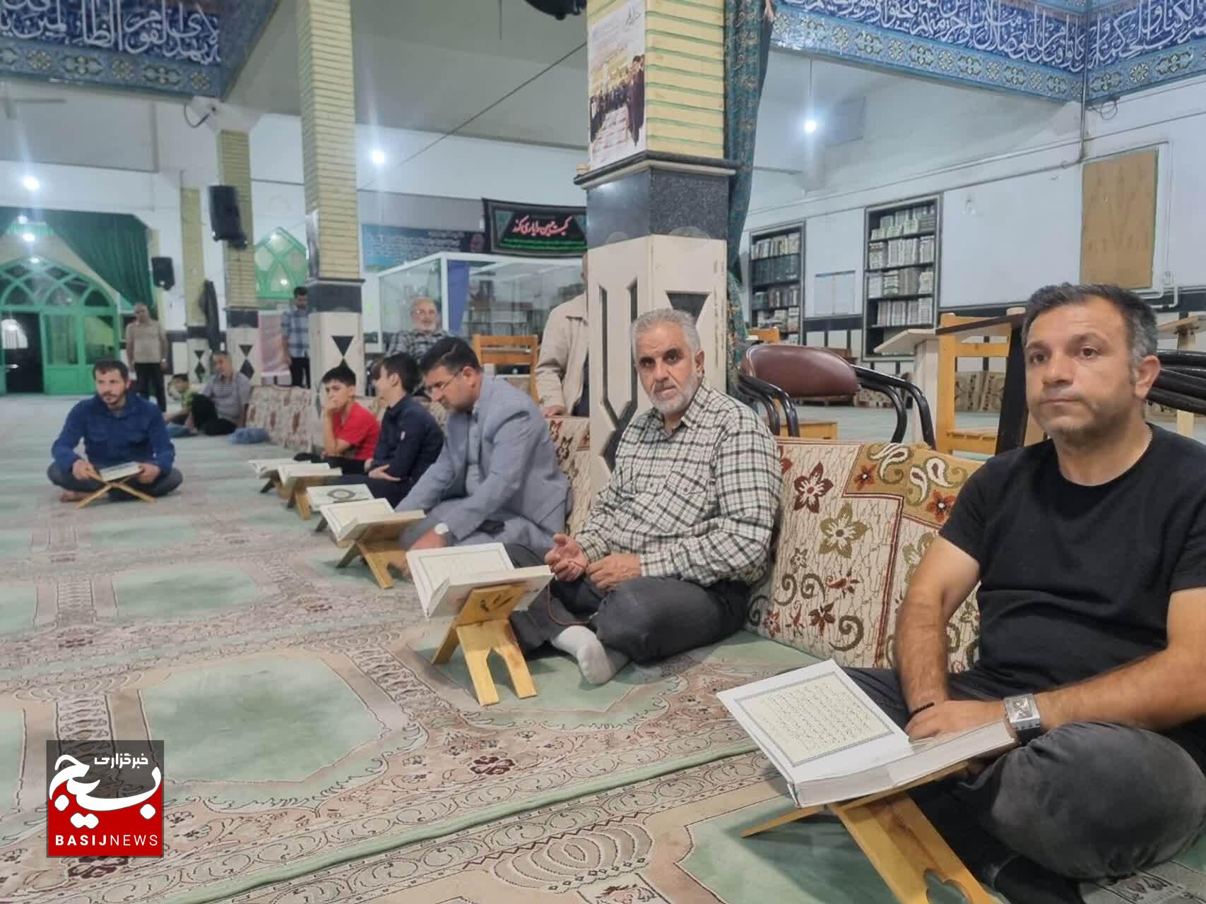 جلسه انس با قرآن کریم با شور و اشتیاق جوانان و نوجوانان در حلقه قرآنی شهر الوند جلسه انس با قرآن کریم با شور و اشتیاق جوانان و نوجوانان در حلقه قرآنی شهر الوند
