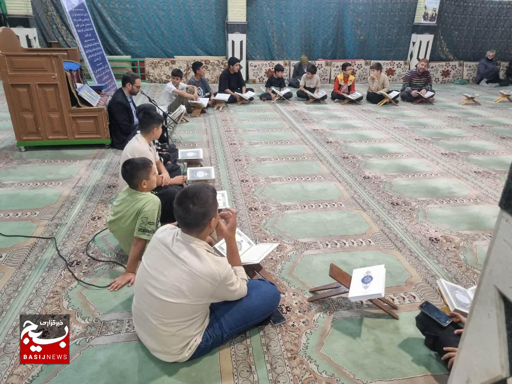 جلسه انس با قرآن کریم با شور و اشتیاق جوانان و نوجوانان در حلقه قرآنی شهر الوند جلسه انس با قرآن کریم با شور و اشتیاق جوانان و نوجوانان در حلقه قرآنی شهر الوند