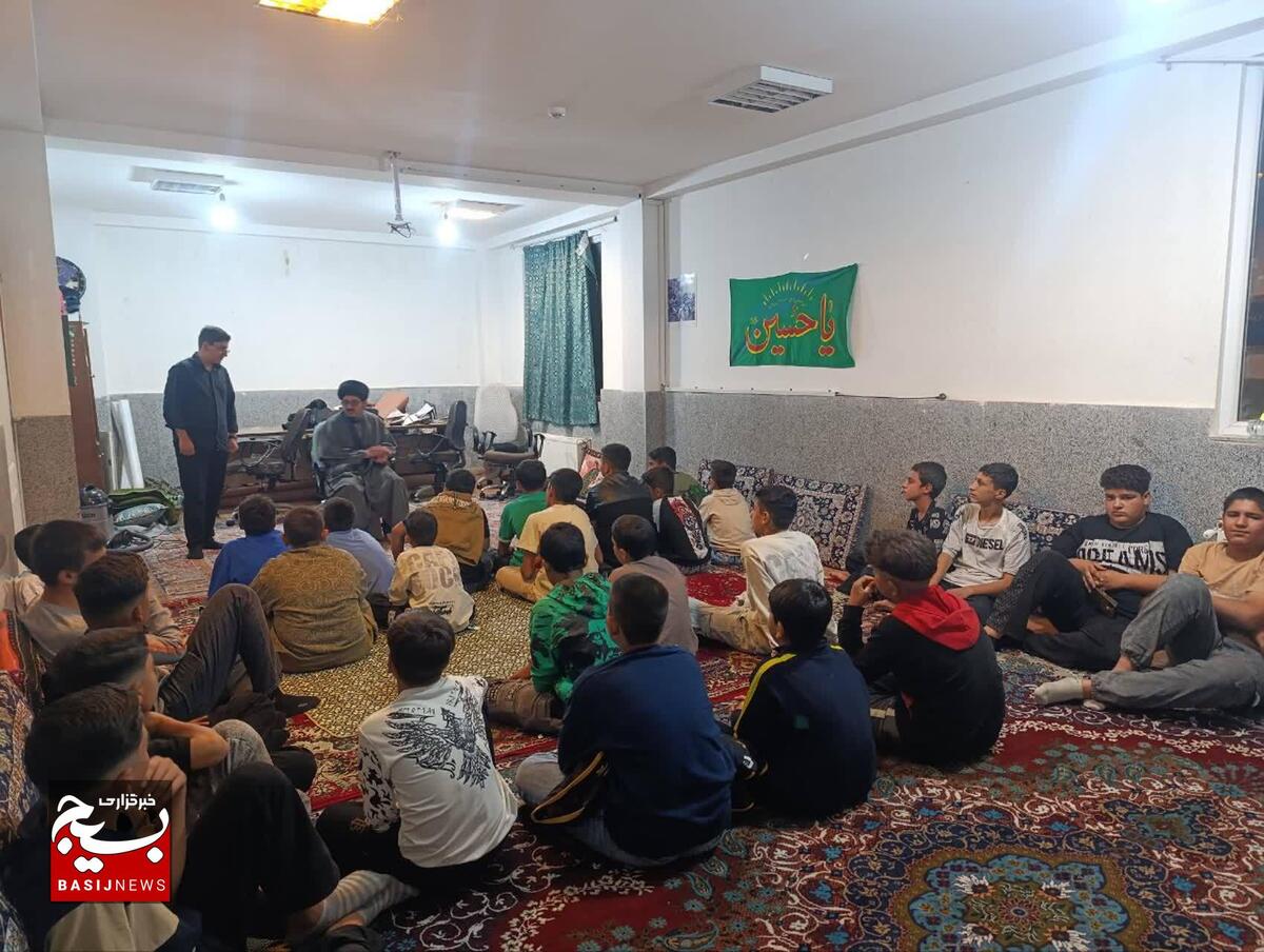 نماز و قرآن ستون‌های استوار تربیت اسلامی‌ هستند
