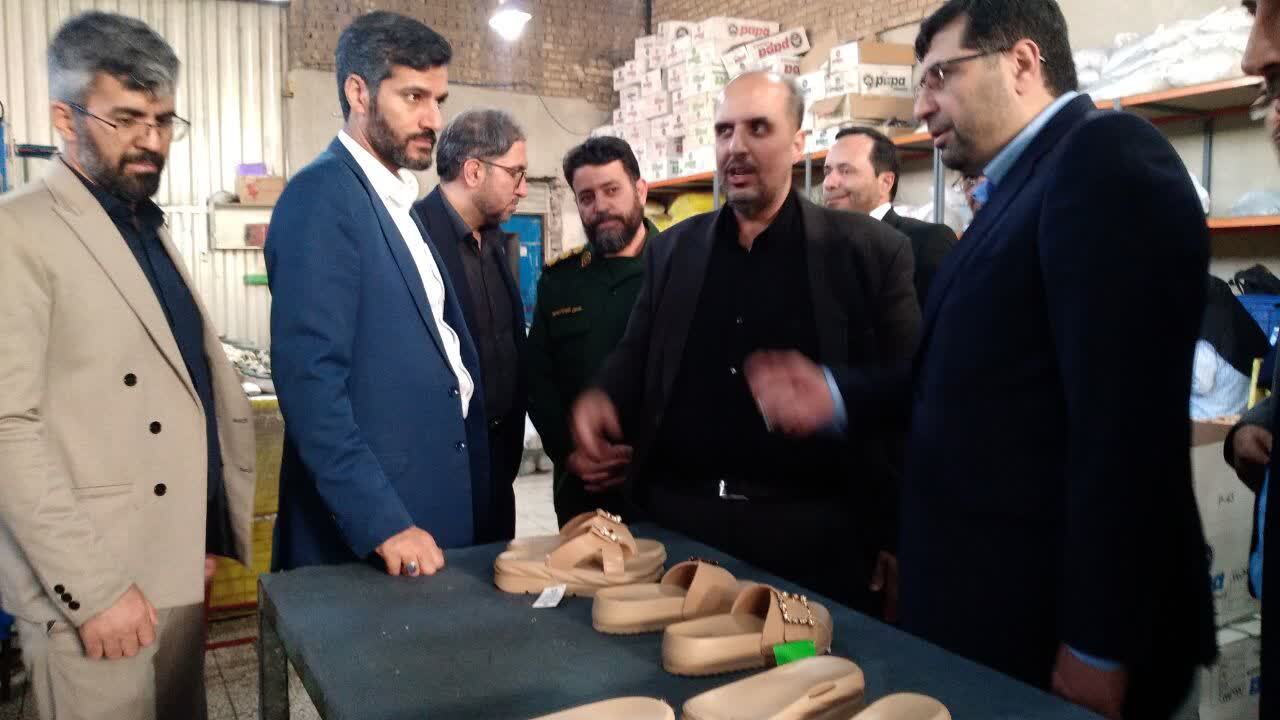 بازدید از غرفه های کفش مجتمع کارآفرین و واحدهای تولیدی کفش عالیباف استان قم بازدید از غرفه های کفش مجتمع کارآفرین و واحدهای تولیدی کفش عالیباف استان قم