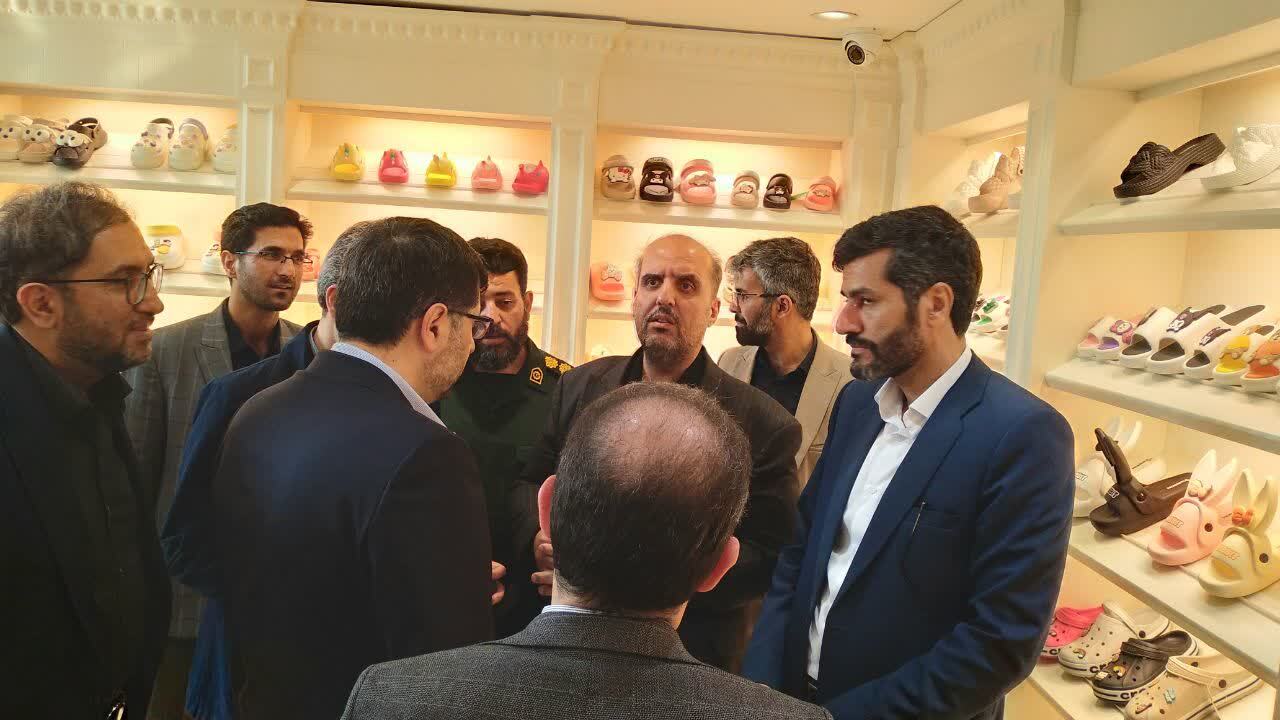 بازدید از غرفه های کفش مجتمع کارآفرین و واحدهای تولیدی کفش عالیباف استان قم بازدید از غرفه های کفش مجتمع کارآفرین و واحدهای تولیدی کفش عالیباف استان قم