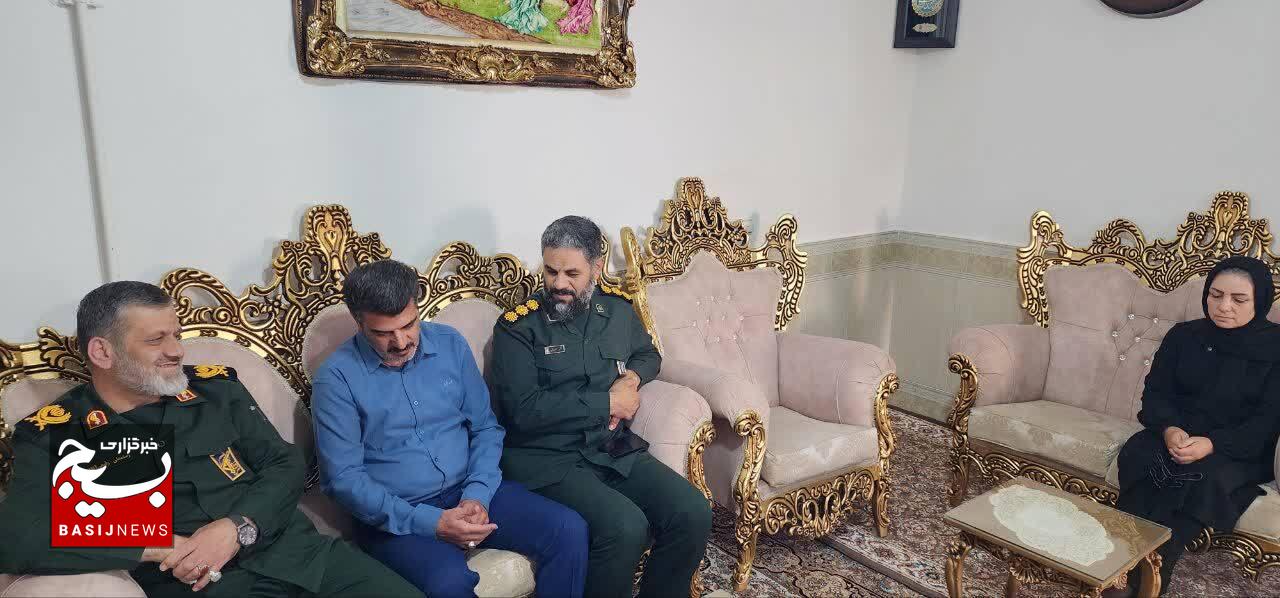 خون شهیدان سند حقانیت و تضمین عزت ایران اسلامی است خون شهیدان سند حقانیت و تضمین عزت ایران اسلامی است