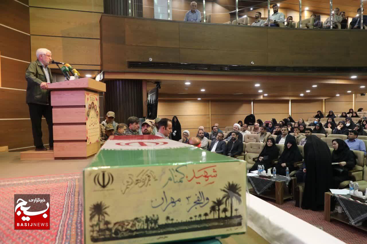 برگزاری مراسم بزرگداشت دفاع مقدس و شهدای جنگ تحمیلی همراه با رونمایی کتاب «پرواز از خیابان»