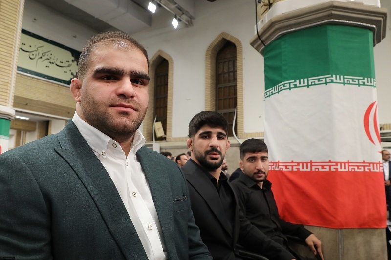 رهبر معظم انقلاب: «احترام به پرچم، سجده و دعای ورزشکاران پیروز» نماد ملت ایران هستند رهبر معظم انقلاب: «احترام به پرچم، سجده و دعای ورزشکاران پیروز» نماد ملت ایران هستند