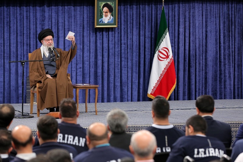 رهبر معظم انقلاب: «احترام به پرچم، سجده و دعای ورزشکاران پیروز» نماد ملت ایران هستند رهبر معظم انقلاب: «احترام به پرچم، سجده و دعای ورزشکاران پیروز» نماد ملت ایران هستند