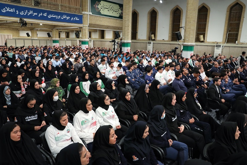 رهبر معظم انقلاب: «احترام به پرچم، سجده و دعای ورزشکاران پیروز» نماد ملت ایران هستند رهبر معظم انقلاب: «احترام به پرچم، سجده و دعای ورزشکاران پیروز» نماد ملت ایران هستند