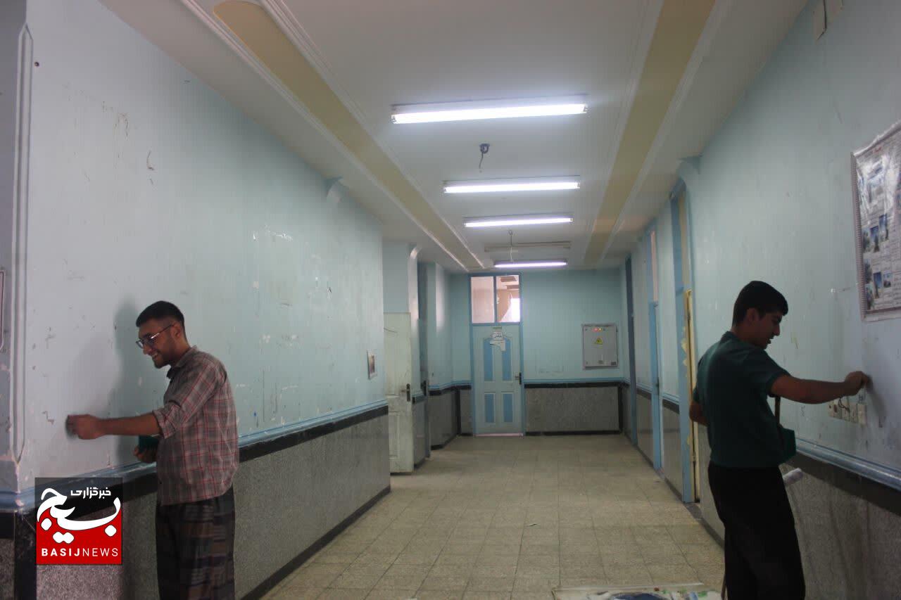 قلمهای جهادی بر دیوارهای مدرسه؛ بسیج سازندگی مسجدسلیمان در رزمایش خدمت قلمهای جهادی بر دیوارهای مدرسه؛ بسیج سازندگی مسجدسلیمان در رزمایش خدمت